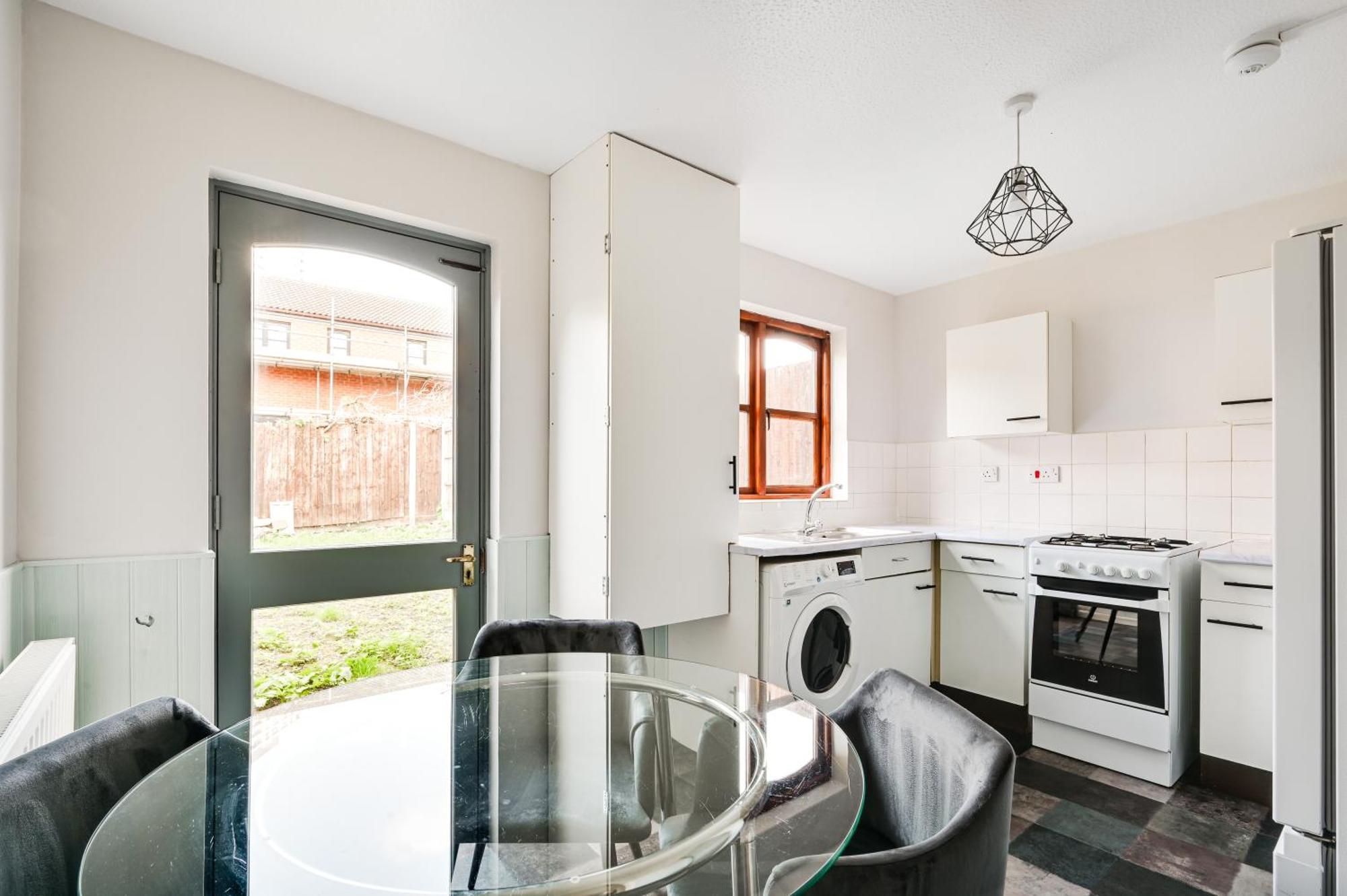Luxe 2 Bed House In London- Free Parking, Free Wifi, Big Garden Ferienhaus *